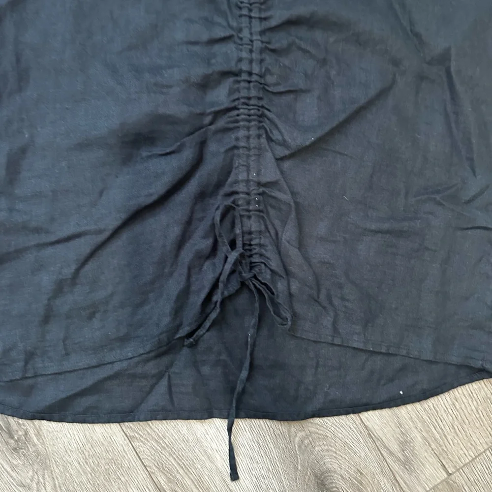 100% Black Linen Nicole Miller Black V-Neck Ruched Drawstring Top Shirt NWT - Picture 6 of 8